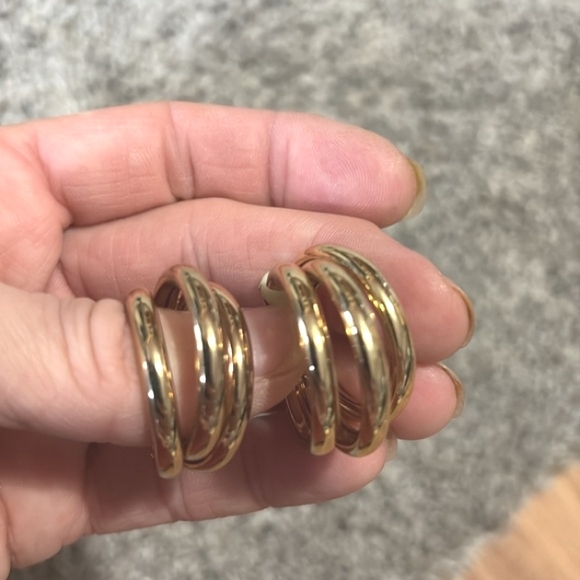 GEOMETRIC GOLD-TONE BRACELET AND MATCHING LEVERBACK EARRINGS SET - Picture 3 of 10